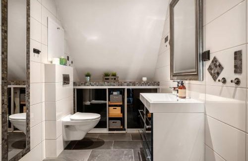 Bergen City Centre Appartement | DINBNB Apartments l 200m to Bryggen l Luxury 2 BR l 2min to Floibanen