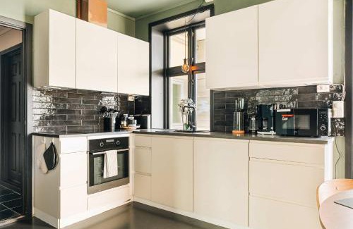 Bergenhus Appartement | DINBNB Apartments l Balcony & Sea Views l 800 m to Bryggen