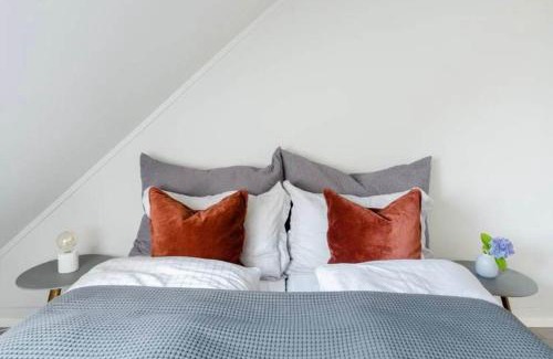 Bergenhus Appartement | DINBNB Apartments l Sea View I Balcony I Fireplace I Near Bryggen