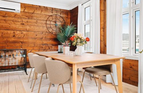 Bergen City Centre Maison | Dinbnb Home - History meets Modern I 3-Story Bergen House
