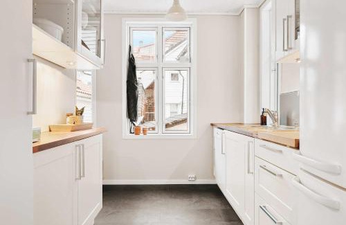 Bergen City Centre Maison | Dinbnb Home - History meets Modern I 3-Story Bergen House