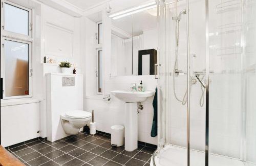 Bergen City Centre Maison | Dinbnb Home - History meets Modern I 3-Story Bergen House