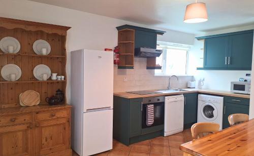 Dingle Maison | Dingle Harbour Cottages 3 Bed Sleeps 7 by Trident Holiday Homes