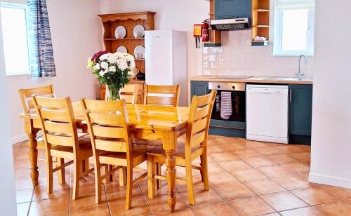 Dingle Maison | Dingle Harbour Cottages 3 Bed Sleeps 7 by Trident Holiday Homes