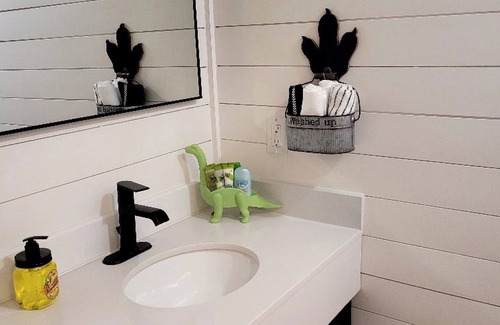 Glen Rose Cottage | Dinosaur Crossing Guesthouse With Loft