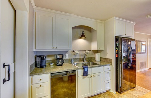 Jefferson Maison | Direct Beach Access, Watersports, Lakeside Firepit and more @ Crystal Cove
