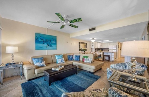 Independence Square Copropriété | DIRECT Gulf Front! NOT Overlooking Pool! Expansive Views of Gulf North & South.