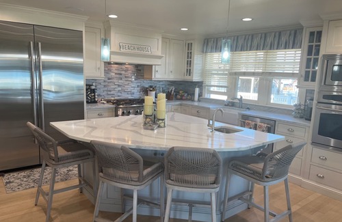 Ocean Bluff-Brant Rock Maison | Direct ocean front property on gorgeous Fieldston Beach. Steps from the ocean .