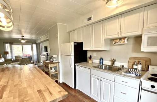 Dewey Beach Copropriété | Direct Ocean Views from your bed & screened-in deck.Pet friendly! 2br 2bth
