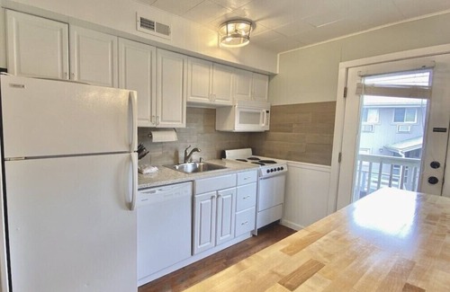 Dewey Beach Copropriété | Direct Ocean Views from your bed & screened-in deck.Pet friendly! 2br 2bth