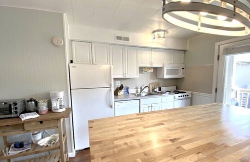 Dewey Beach Copropriété | Direct Ocean Views from your bed & screened-in deck.Pet friendly! 2br 2bth