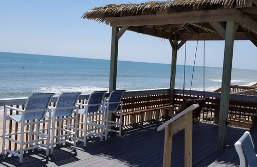 Bethune Beach Maison | Direct Oceanfront - Détendez-vous sur le grand pont ou prenez une belle longue sur la plage!