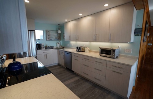 Southern Coast Maison | Direct Oceanfront/Beachfront Home in Saco, ME. Family Retreat sleeps 19