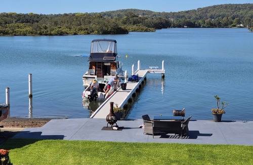 Fennell Bay Appartement | Direct water front 3 meters from Lake.nYour own private balcony overlooking Lake