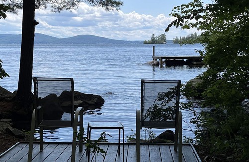 Tuftonboro Maison | Sur le lac Winnipesaukee, maison de 2 étages, cabine, quai et terrasse 7 Nt Min