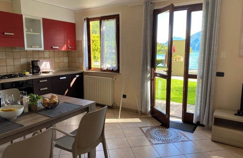 Idro Appartement | DIRECTEMENT SUR LA PLAGE / LAC, appartement jusqu'à 4 personnes, piscine et jardin, Villa Soghetta type S2