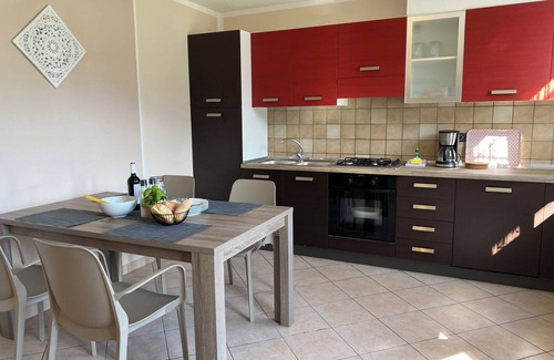 Idro Appartement | DIRECTEMENT SUR LA PLAGE / LAC, appartement jusqu'à 4 personnes, piscine et jardin, Villa Soghetta type S2