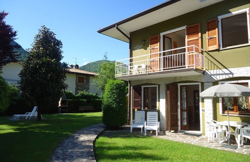 Idro Appartement | DIRECTEMENT SUR LA PLAGE / LAC, appartement jusqu'à 4 personnes, piscine et jardin, Villa Soghetta type S2