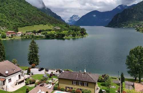 Idro Appartement | DIRECTEMENT SUR LA PLAGE / LAC, appartement jusqu'à 4 personnes, piscine et jardin, Villa Soghetta type S2