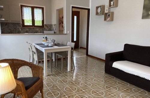 Idro Appartement | DIRECTEMENT SUR LA PLAGE / LAC, appartement jusqu'à 4 personnes, piscine et jardin, Villa Soghetta type S3