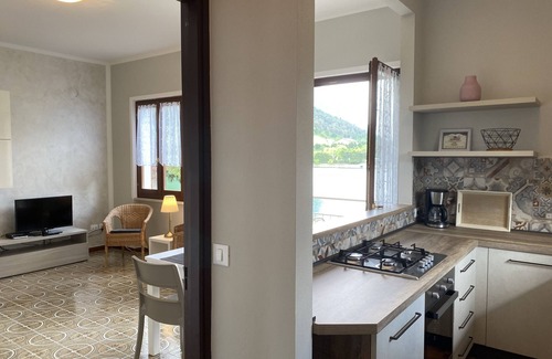 Idro Appartement | DIRECTEMENT SUR LA PLAGE / LAC, appartement jusqu'à 4 personnes, piscine et jardin, Villa Soghetta type S3