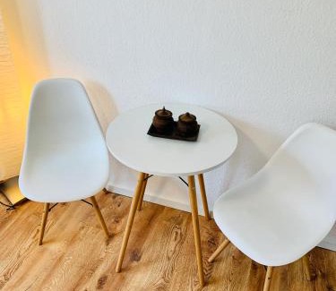 Homburg Appartement | Direkte Uninähe: Ferienwohnung mit großem Doppelbett, Küchenzeile und neu renoviertem Badezimmer