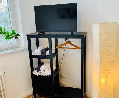 Homburg Appartement | Direkte Uninähe: Ferienwohnung mit großem Doppelbett, Küchenzeile und neu renoviertem Badezimmer