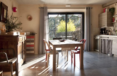 Apt Appartement | Appartement accessible aux personnes à mobilité réduite au rez-de-chaussée d'une ancienne maison de campagne