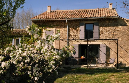 Apt Appartement | Appartement accessible aux personnes à mobilité réduite au rez-de-chaussée d'une ancienne maison de campagne