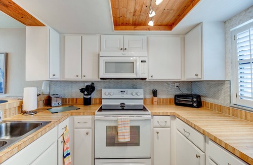 Ocean Village Square Copropriété | Discounted rates on this Beautiful Beach View Condo