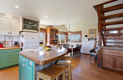 Ashton Maison | *DISCOUNTED RATES* KABINO: Lindas Perch On Bank of Henrys Fork Mtn Views Fishing 6+ acres WIFI