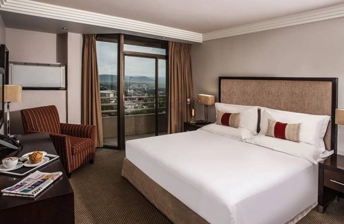 Maseru Hôtel | Discover Kingdom of the Sky! Onsite Spa, Sauna, Swimming Pool & FREE Parking!