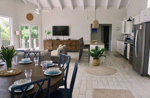 Johnson Bay Villa | Rénovations terminées! Venez séjourner dans notre belle villa en bord de mer!