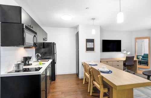 East Congress Hôtel | Discover the Texas State Capitol from Prime Location w/ Self Parking & Breakfast