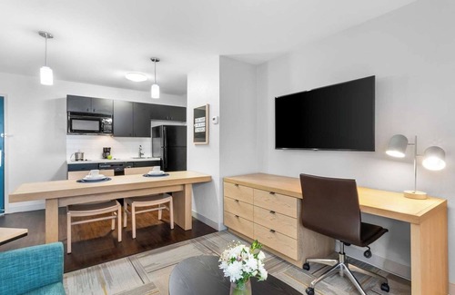 East Congress Hôtel | Discover the Texas State Capitol from Prime Location w/ Self Parking & Breakfast