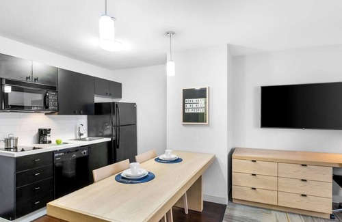 East Congress Hôtel | Discover the Texas State Capitol from Prime Location w/ Self Parking & Breakfast