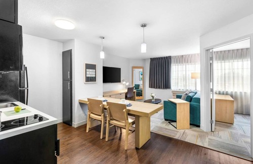 East Congress Hôtel | Discover the Texas State Capitol from Prime Location w/ Self Parking & Breakfast
