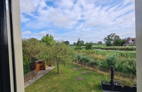 Oudeslius Maison | Discover this Dog-friendly vacation home in a quiet and natural setting, near the North Sea coast. Enjoy luxury amenities such as a Wood Burning Barrel Sauna, a private garden and comfortable bedrooms. Explore the surroundings by bike or take a trip
