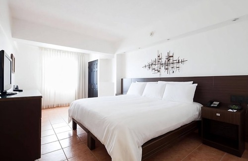 San Jose Hôtel | Discover Unusual Bandstand at Parque Central! FREE Parking, Shuttle Service!