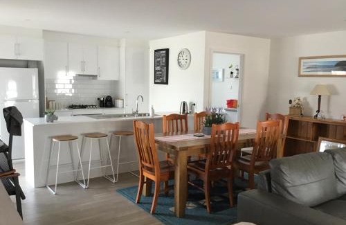 Warilla Maison | Discover Warilla - Bright and Airy Townhouse near the Beach and Lake