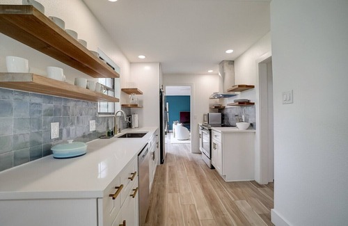 Manor Maison | Discover Your Ideal Austin Retreat: Spacious Home Near COTA, Downtown, and SXSW Venues