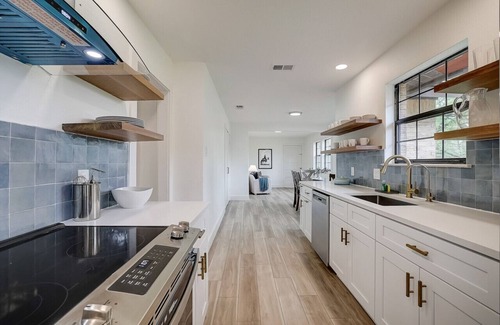 Manor Maison | Discover Your Ideal Austin Retreat: Spacious Home Near COTA, Downtown, and SXSW Venues