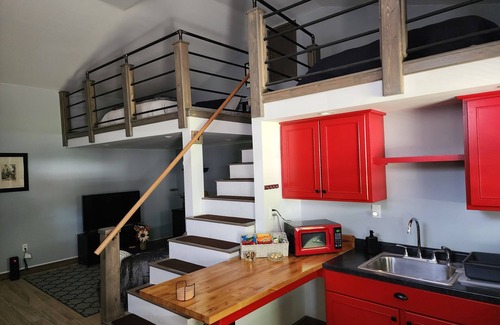 Galesburg Appartement | Discover your perfect escape in this beautifully designed loft apartment.