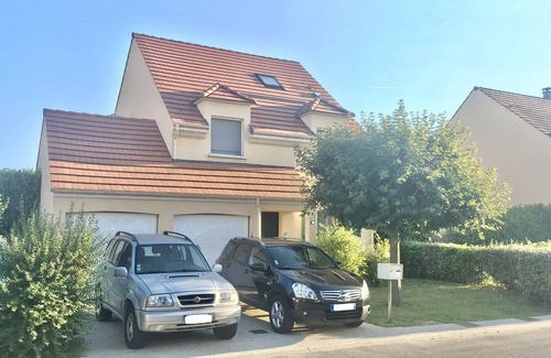 Bailly-Romainvilliers Maison | Disney private Villa, 4 bdrm, 3 bath, 10 pax WIFI, garden.