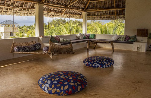 Lamu Villa | Dive in to our pool and feel the breeze at Mbibo House in the Shela sand dunes