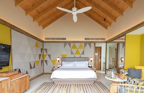Farukolhufushi Island Hôtel | Dive into Music: Overwater Villas & Underwater Tunes Await You!