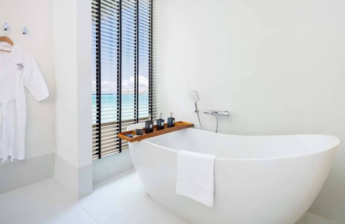 Farukolhufushi Island Hôtel | Dive into Music: Overwater Villas & Underwater Tunes Await You!