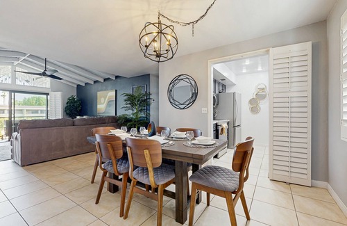 Baristo Copropriété | Dive into Palm Springs fun with a stylish home base featuring poolside lounging.