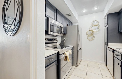 Baristo Copropriété | Dive into Palm Springs fun with a stylish home base featuring poolside lounging.