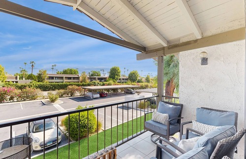 Baristo Copropriété | Dive into Palm Springs fun with a stylish home base featuring poolside lounging.
